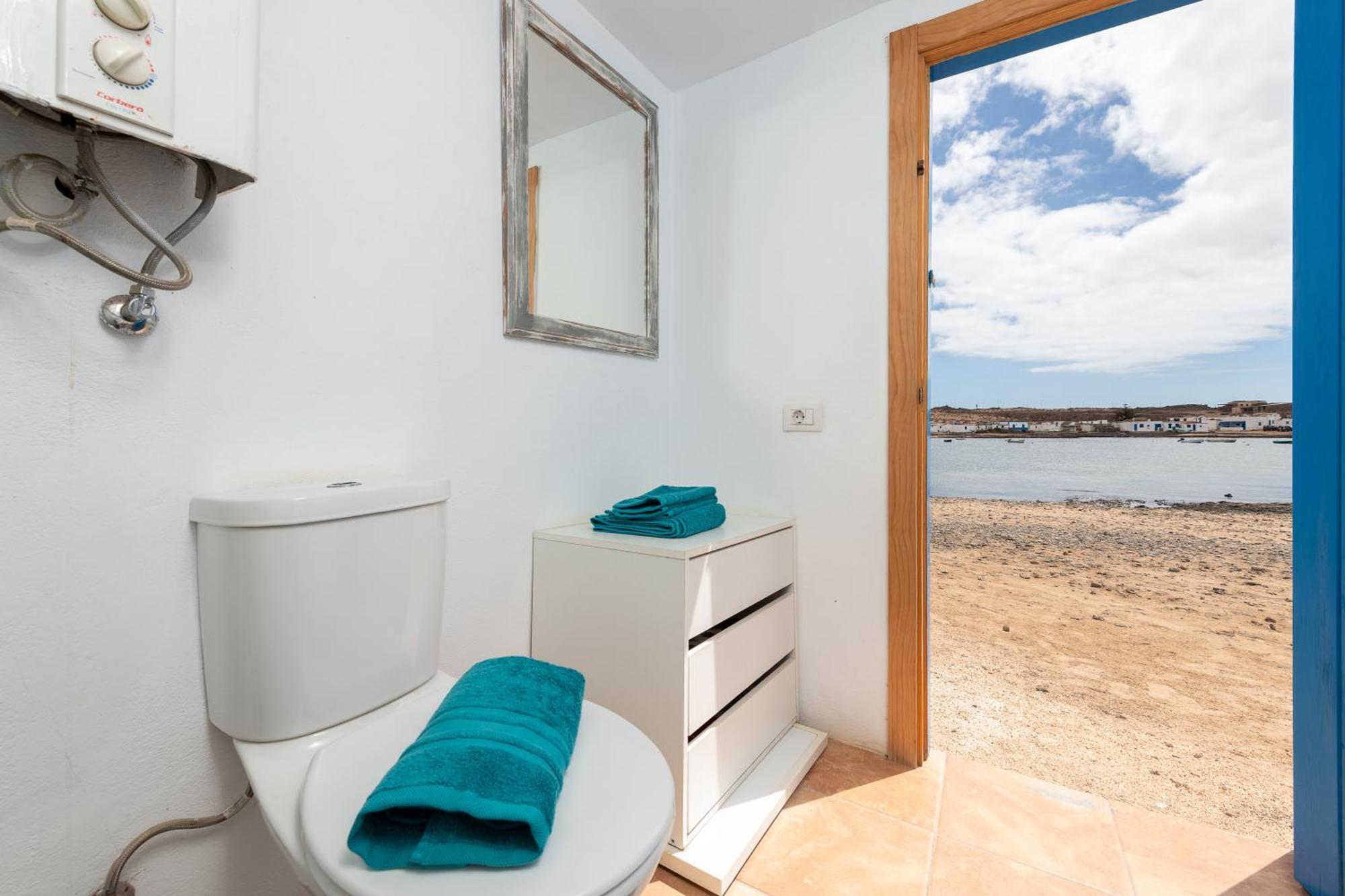 Cabin In Front Of Idyllic Majanicho Beach 외부 사진