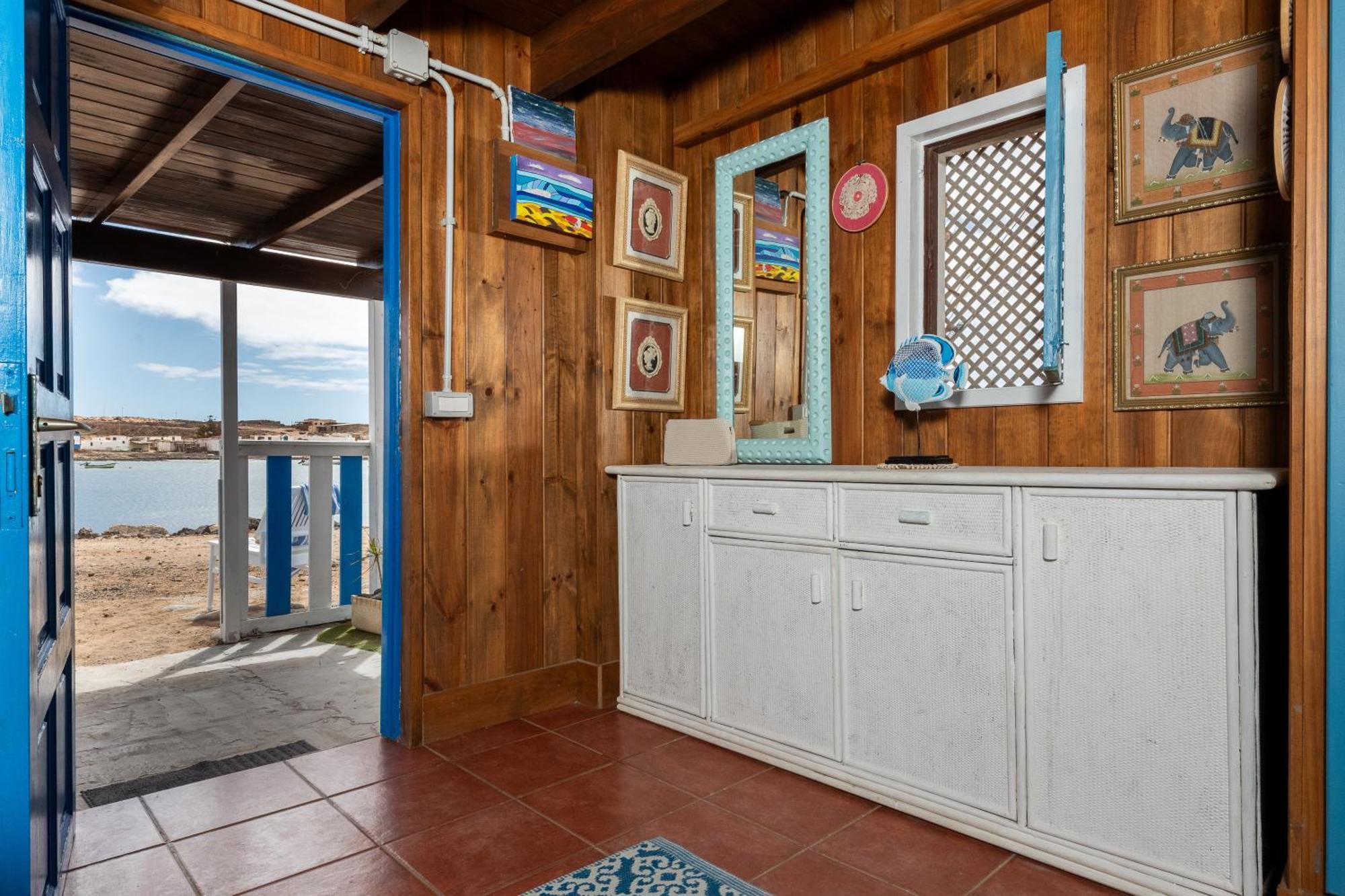 Cabin In Front Of Idyllic Majanicho Beach 외부 사진